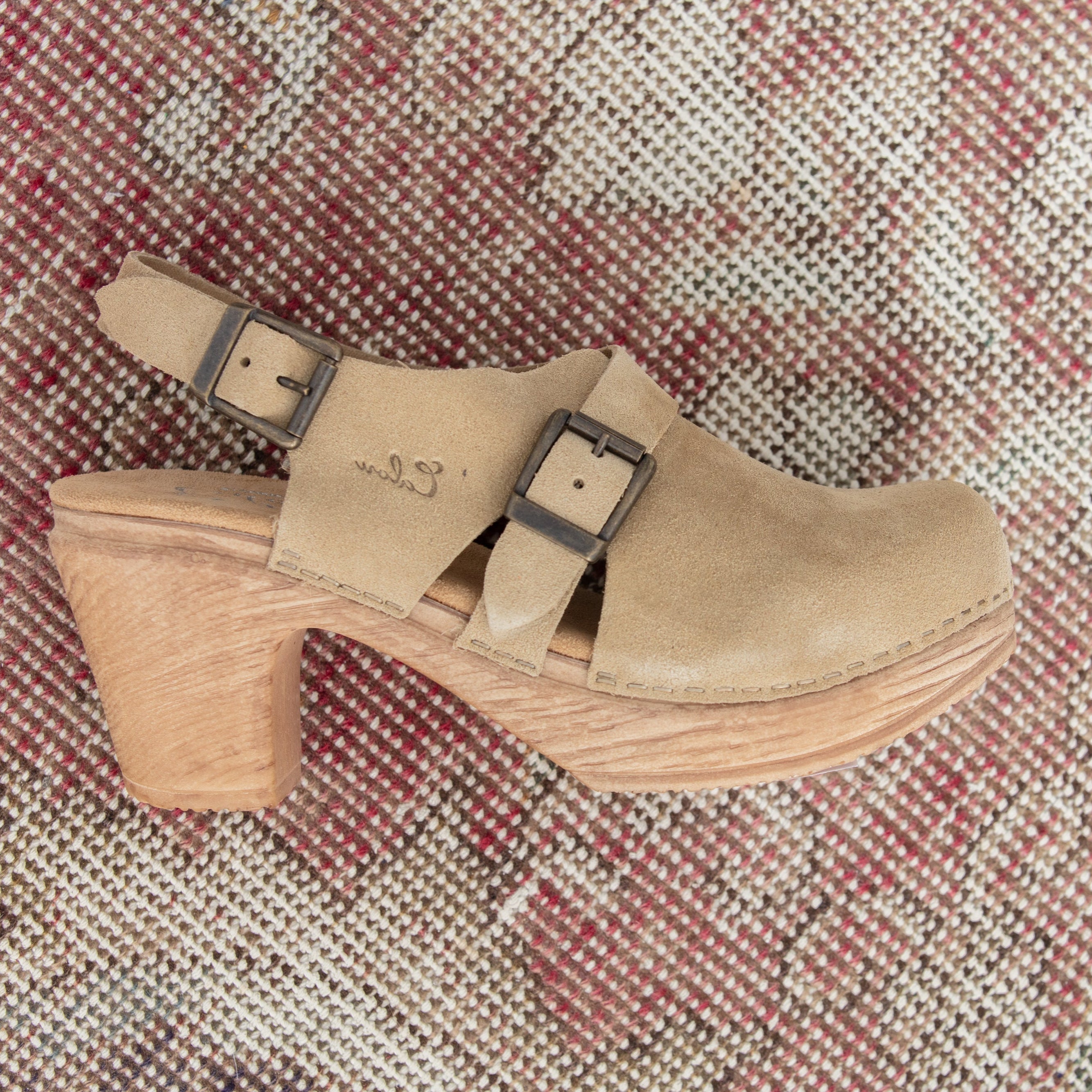 Astrid beige suede clog on carpet Calou Stockholm