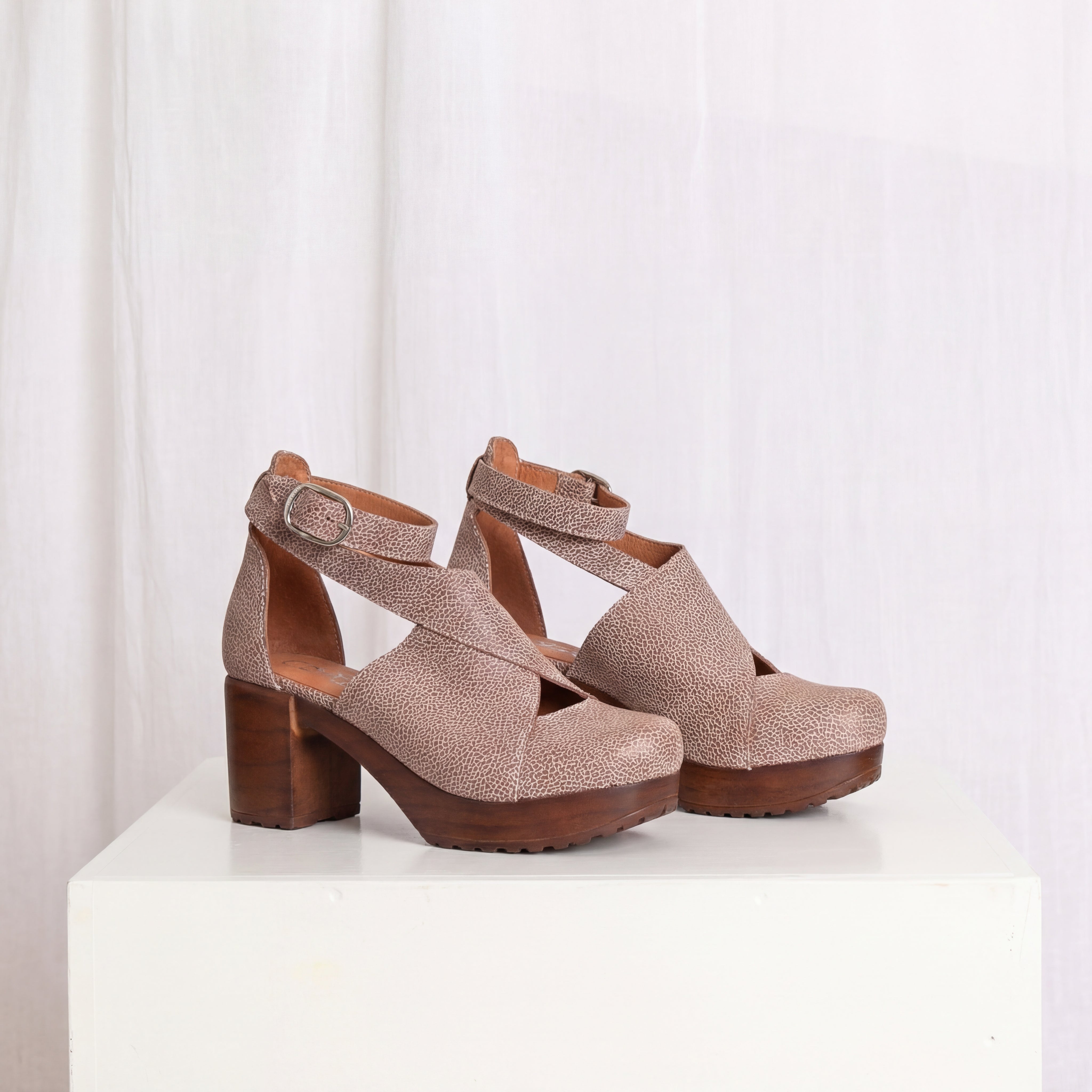 Calou Bea brown textured leather clogs with flex-soles