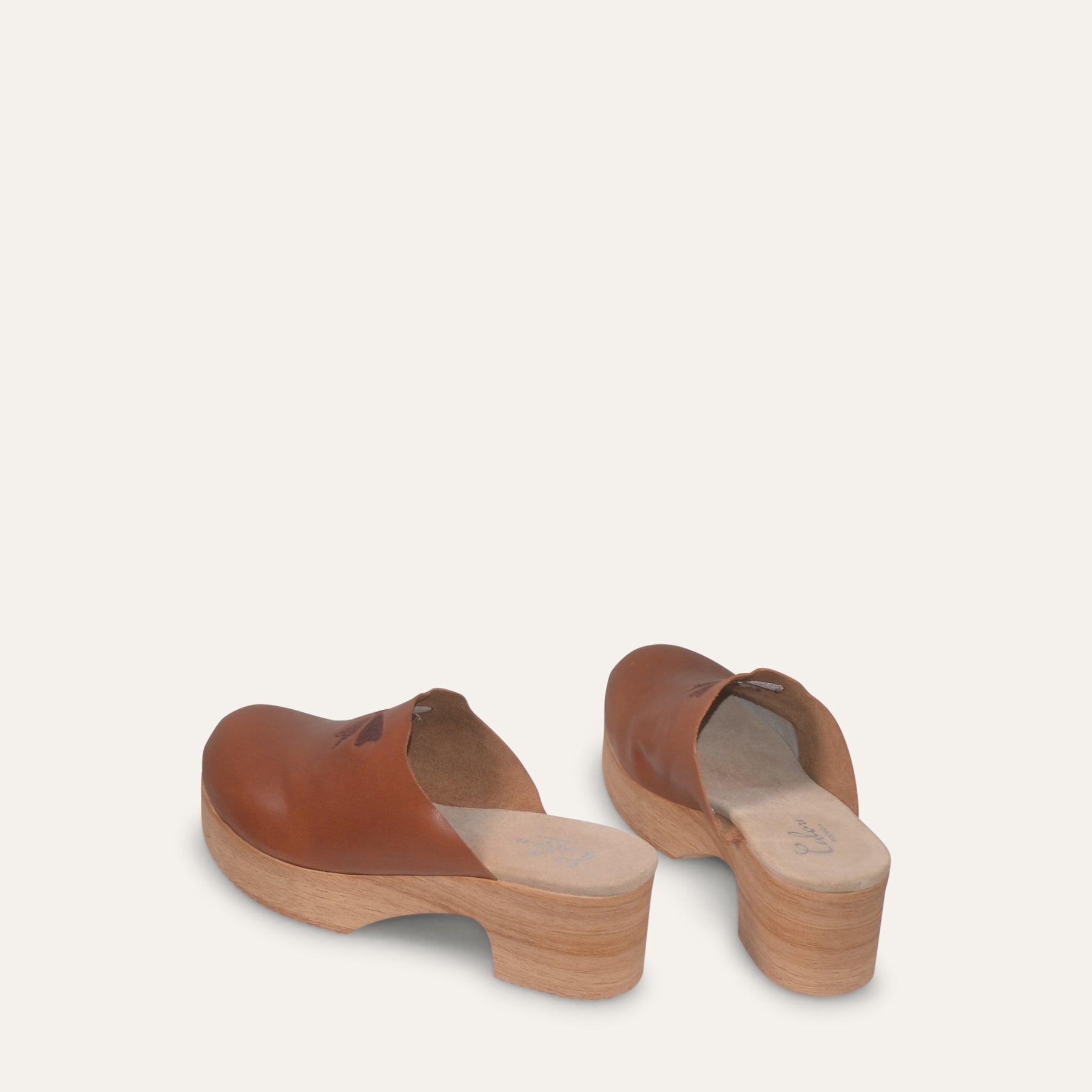 Calou Pair of brown leather clogs flex-sole Dolly back