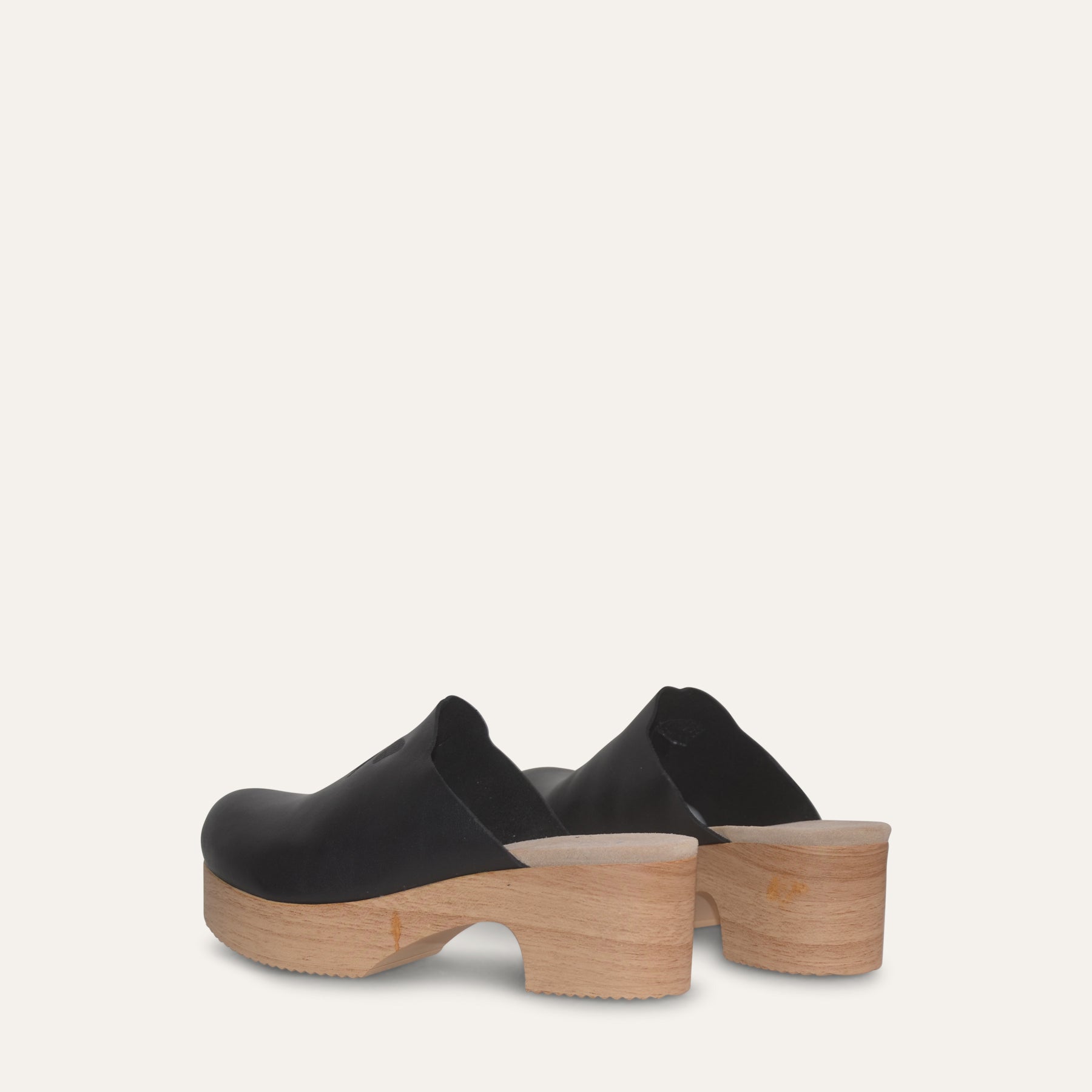 Calou black clogs side