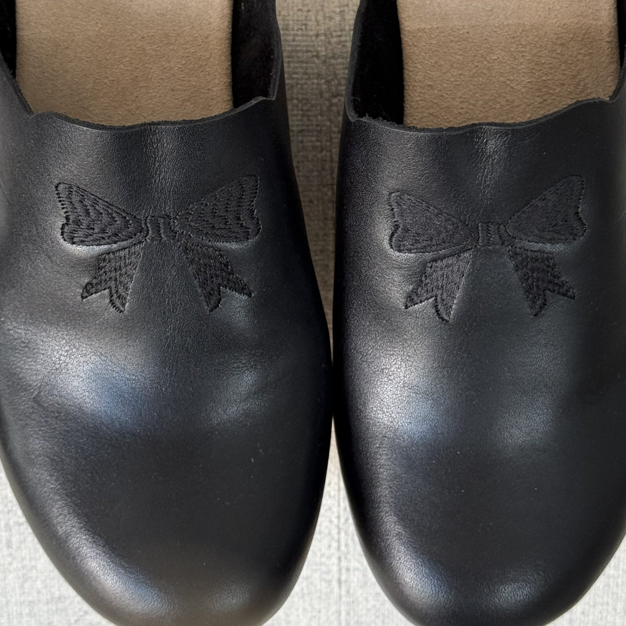 Calou Dolly bow design close up