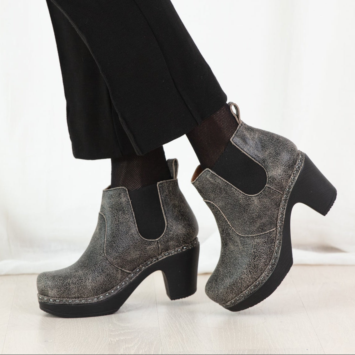 Doris black vintage leather clog on model Calou