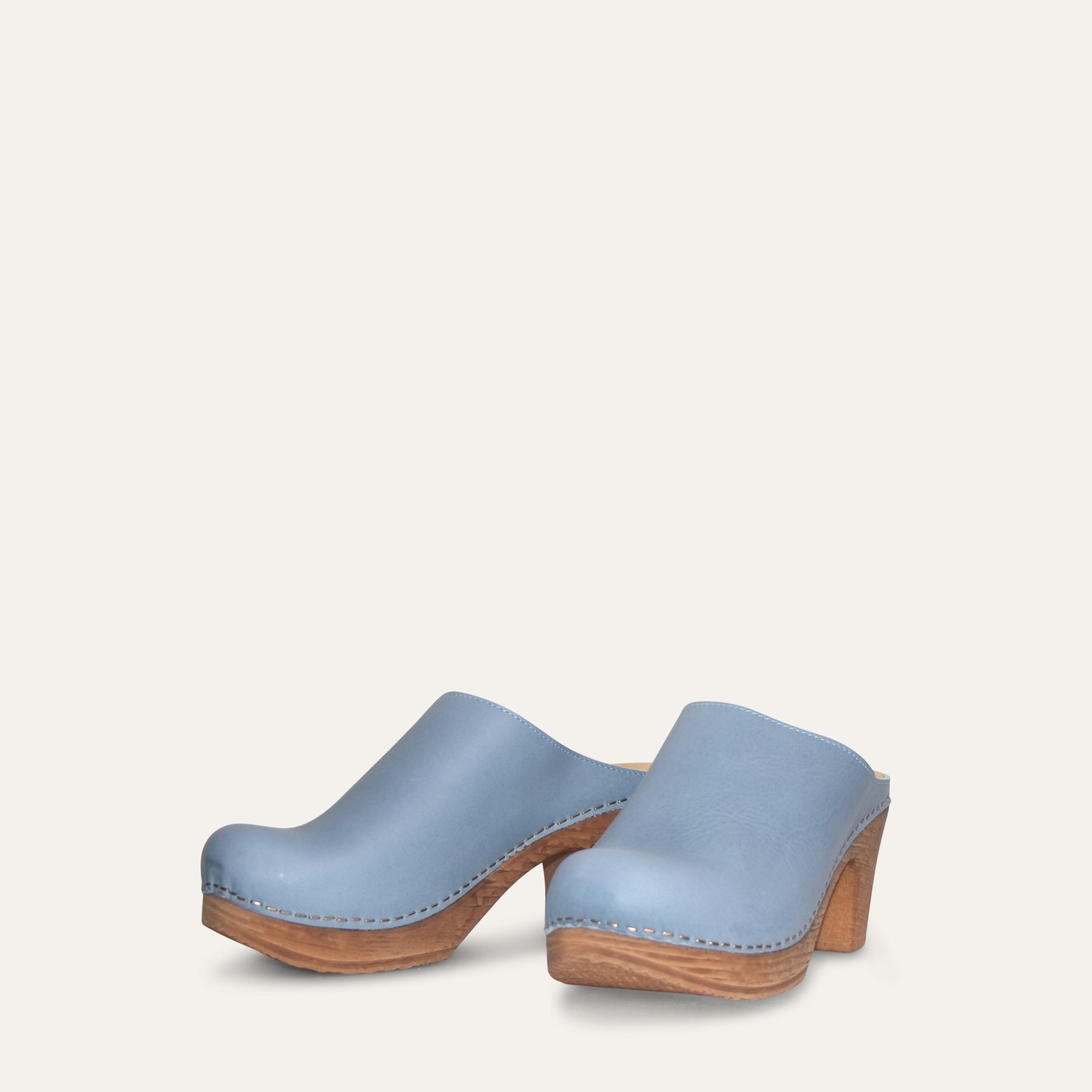 Calou Pair of light blue clogs with flexible soles with woodlike effect