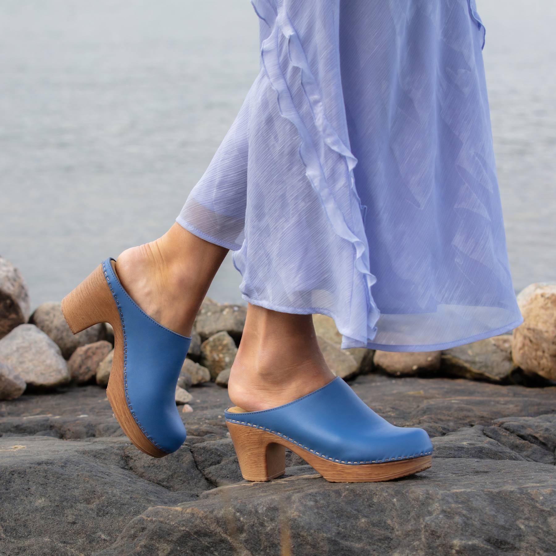 Lisa blue clogs on model, Calou Stockholm