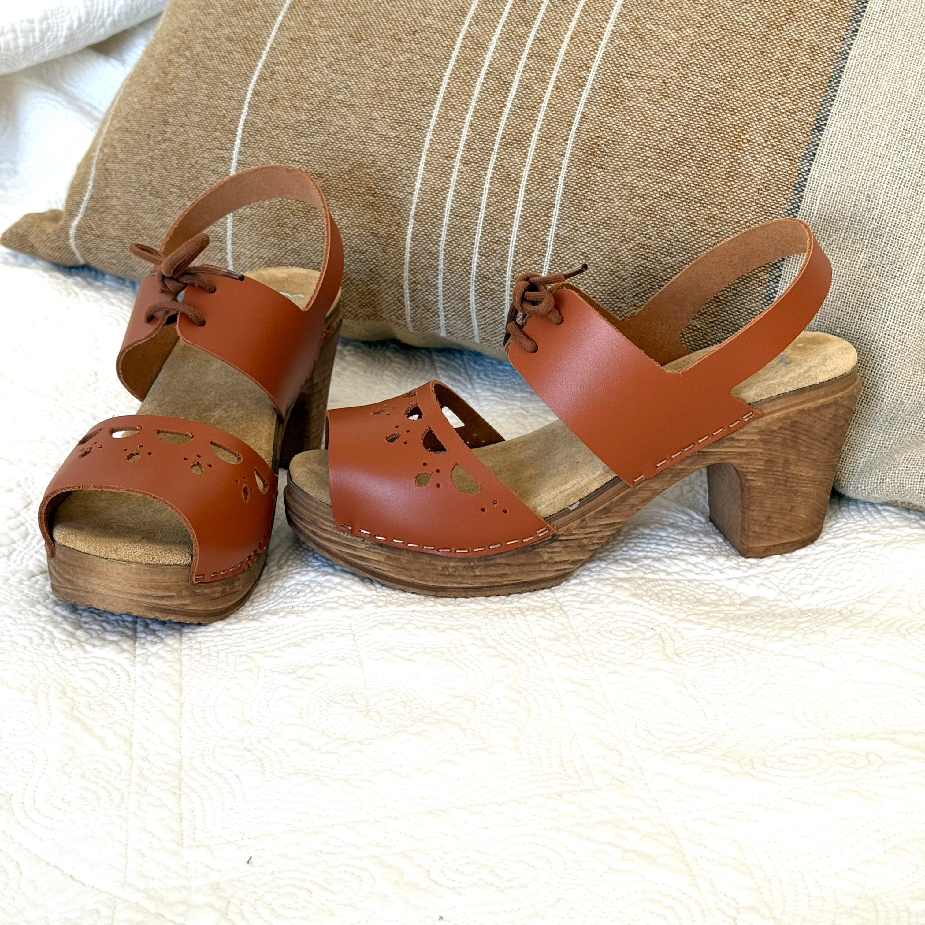 Lifestyle Calou orange wood-look clogs with flexible soles by Calou