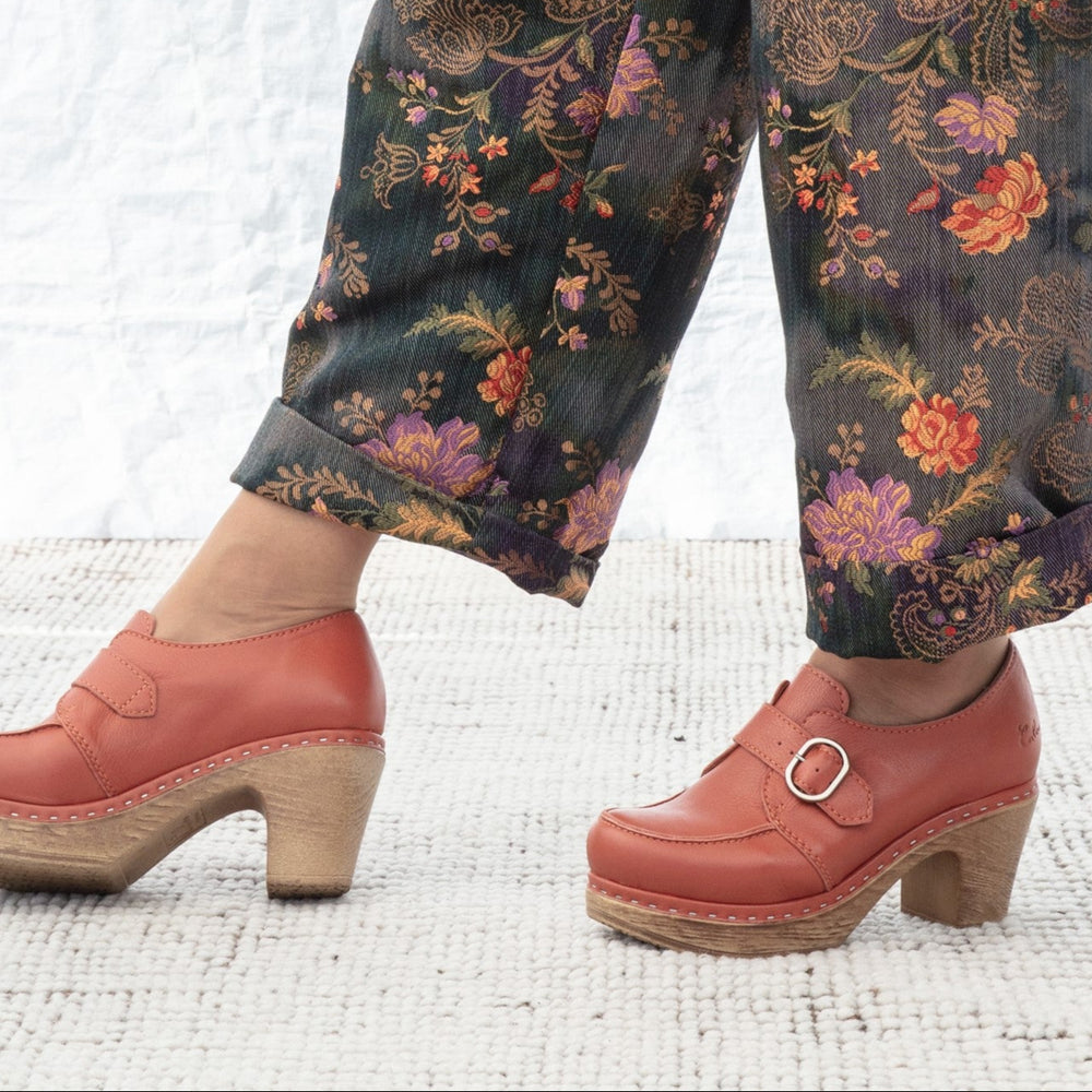 Clogs shoes with Heel — High-heeled Clogs.