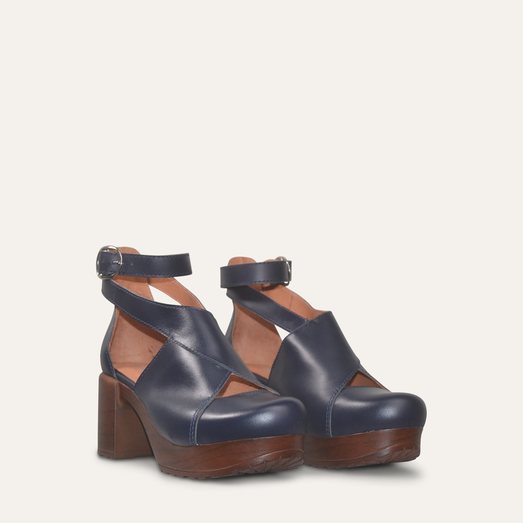 Calou Bea darkblue pair of clogs on soft flexible soles