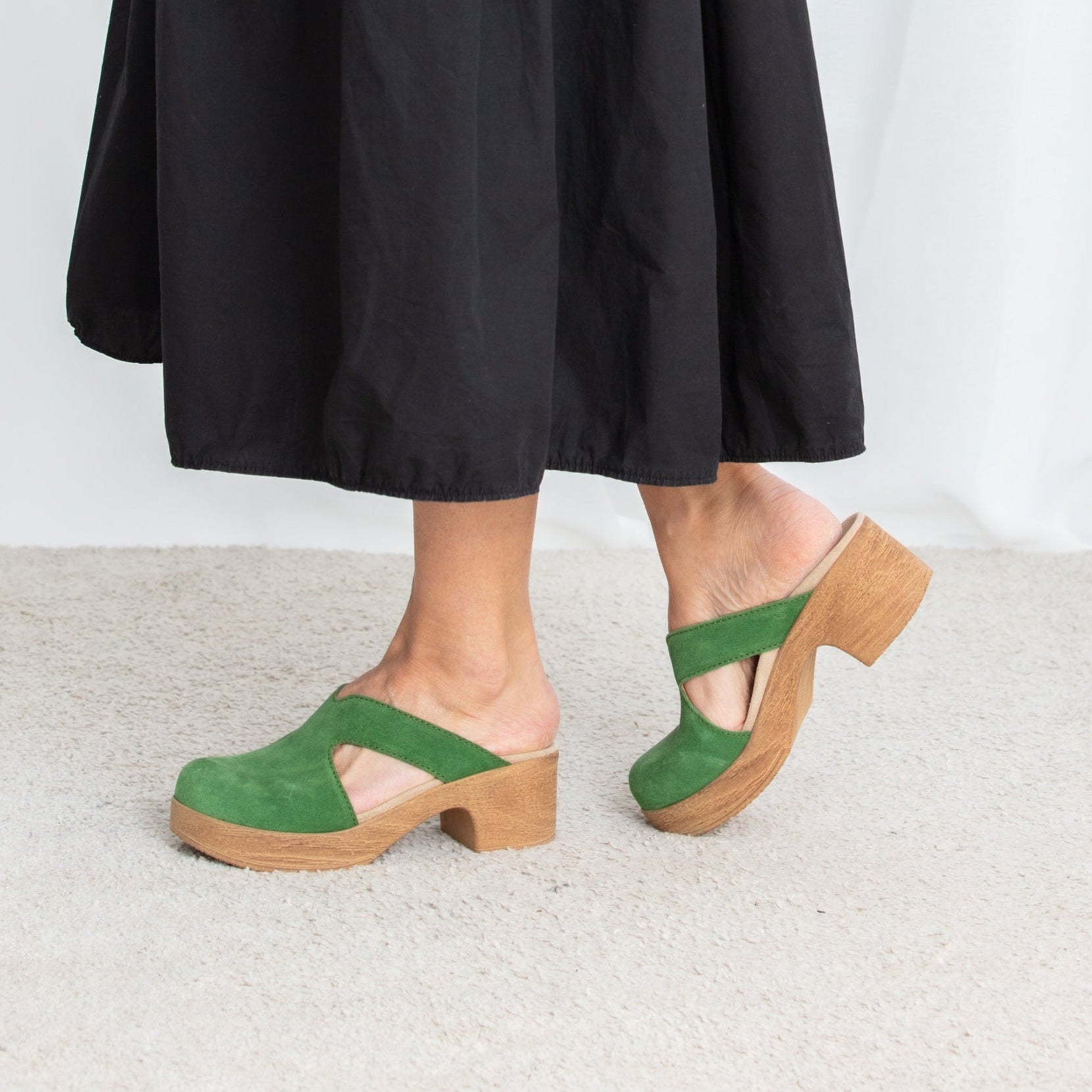 Eivor green suede clogs on model Calou