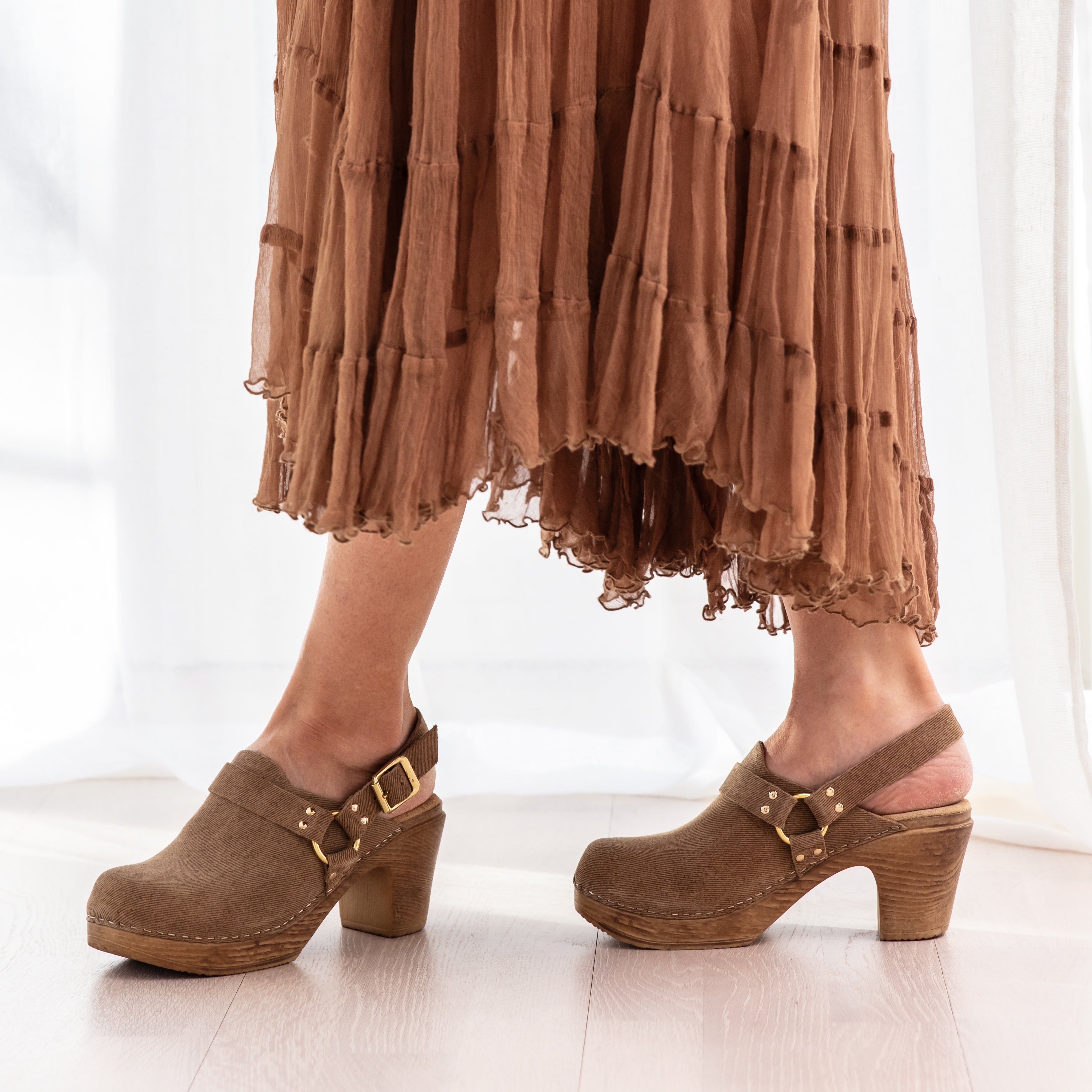 Tindra beige suede slingback clogs on model, Calou Stockholm