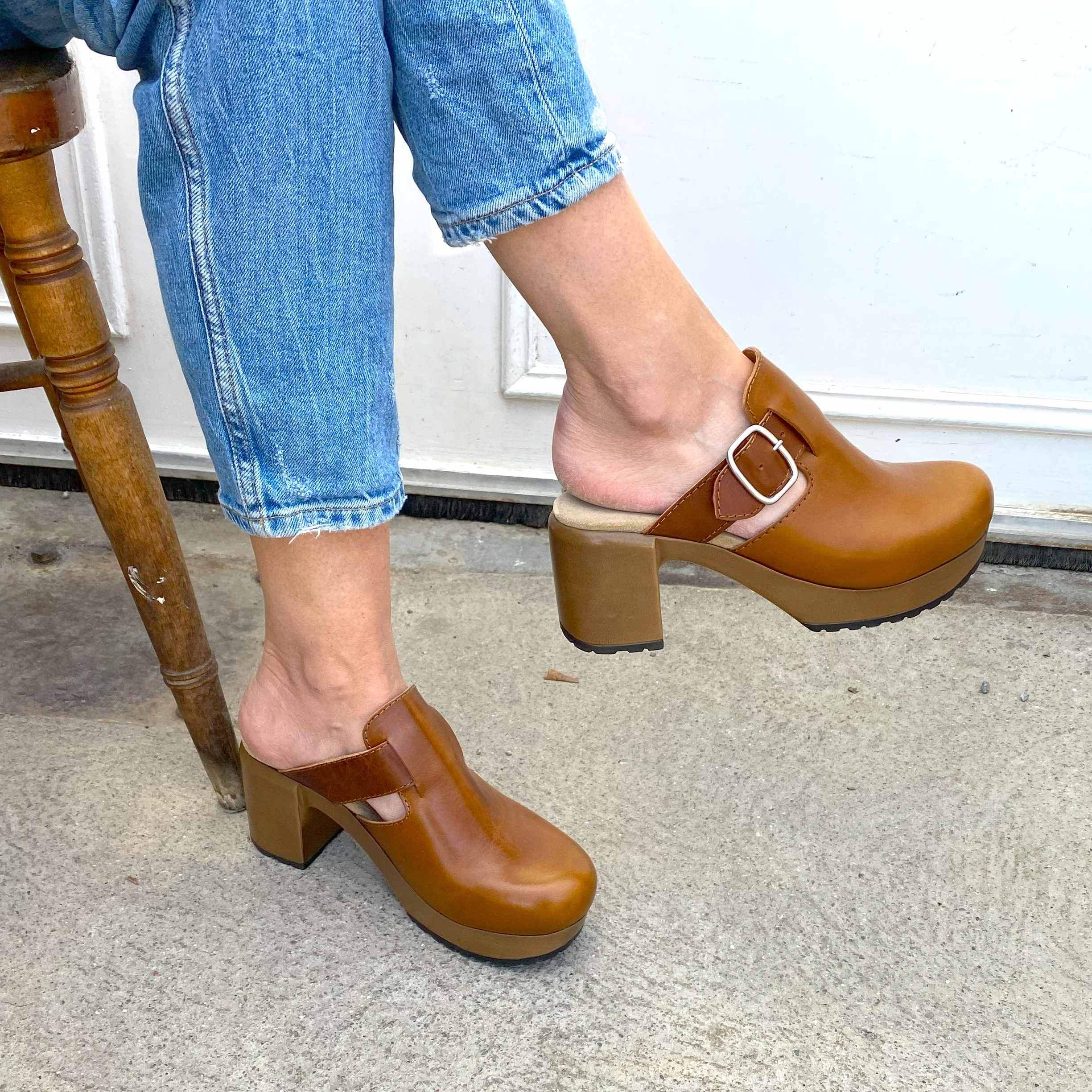 Tuva brown leather clog on model, Calou Stockholm